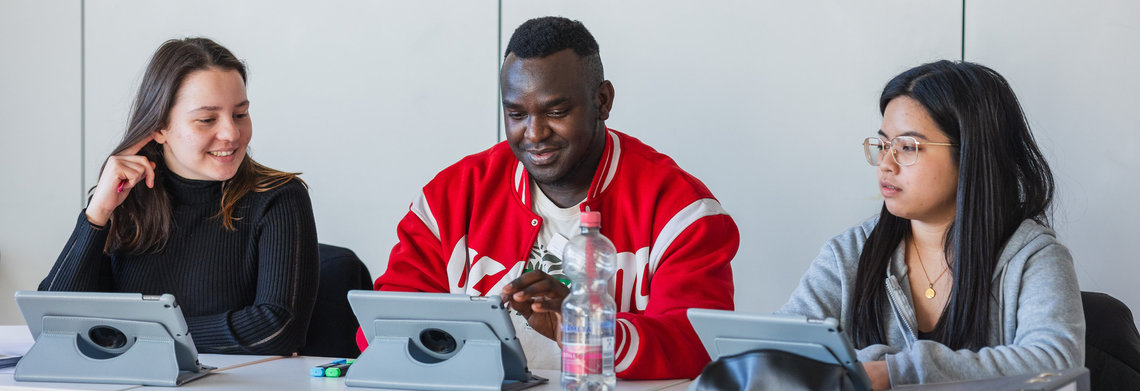 Schüler unterhalten sich in der Berufsschule