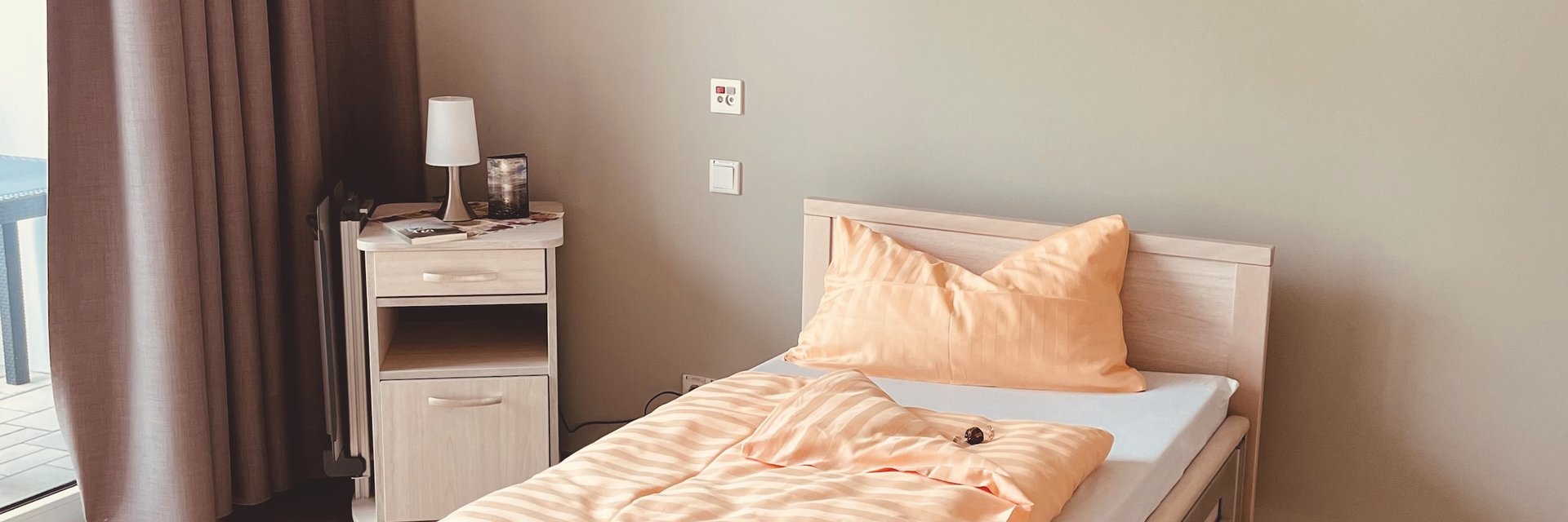 Zimmer im Hospizverein, Fokus auf dem Bett