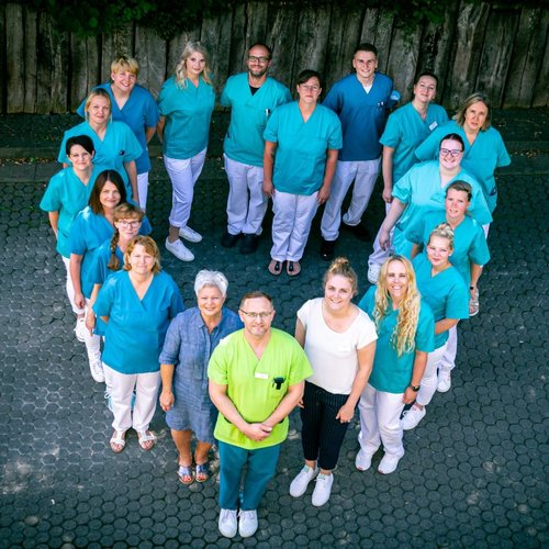 Team der Notfallmedizin steht in Herzform