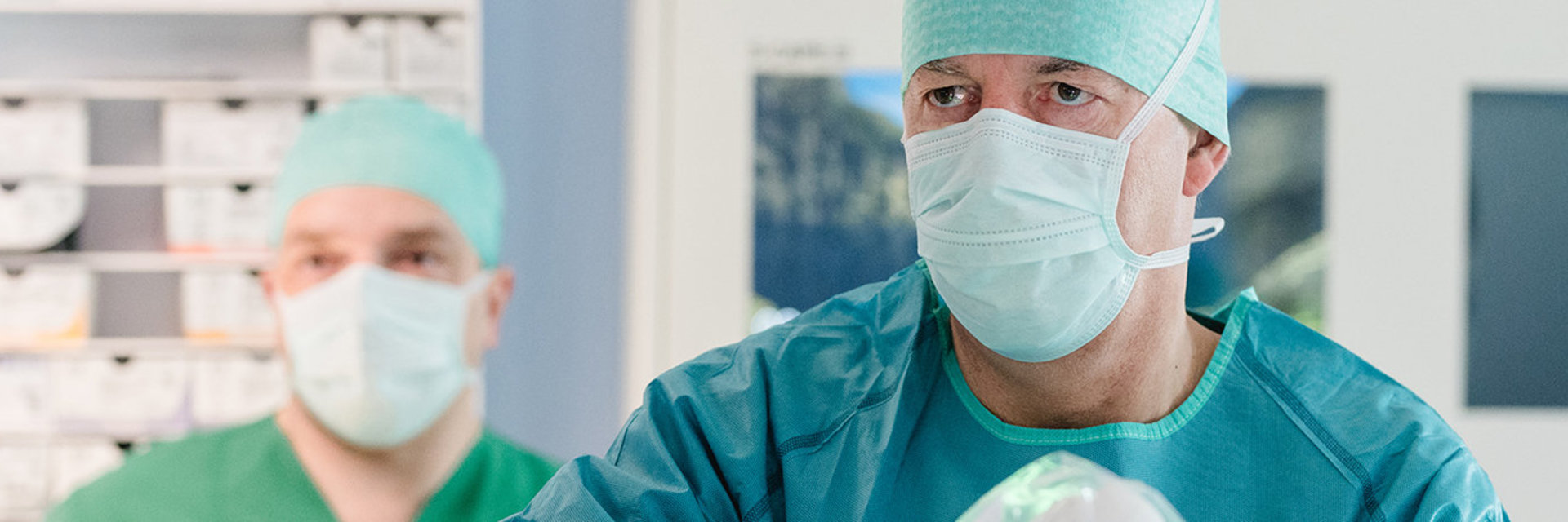 Chefarzt von vorne beim OP