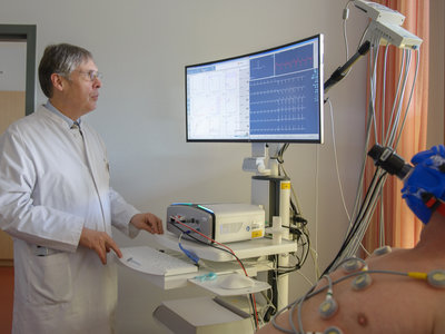 Arzt schaut auf Bildschirm während Pnaumologie Untersuchung