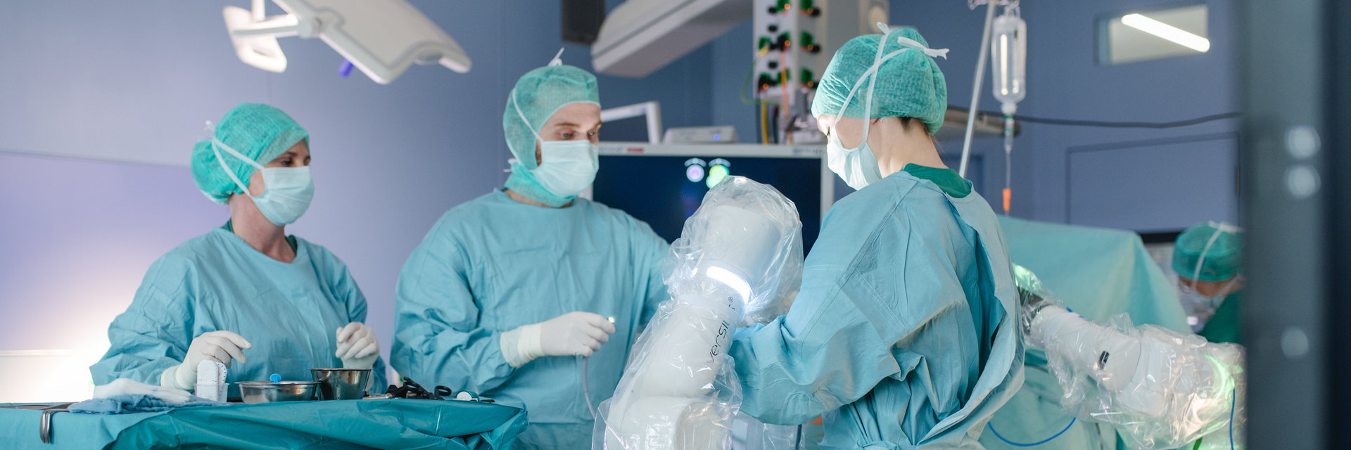 Arztheferinnen bereiten großes Gerät für OP vor