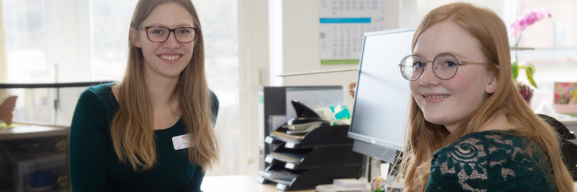 Junge Frauen an der Verwaltung