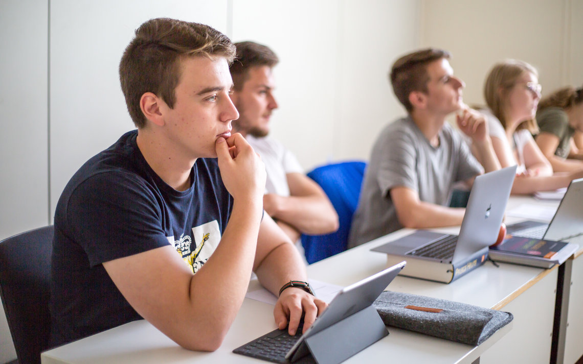 Schüler hören zu beim Unterricht