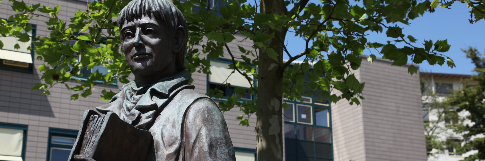 Statue, die draußen vor dem KKH steht