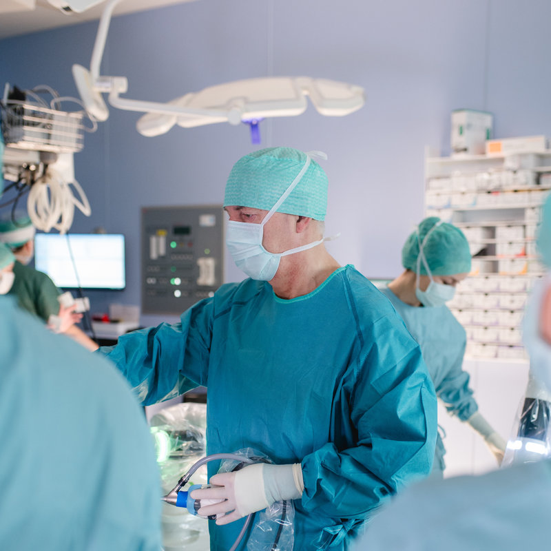 Chefarzt von der Seite während OP