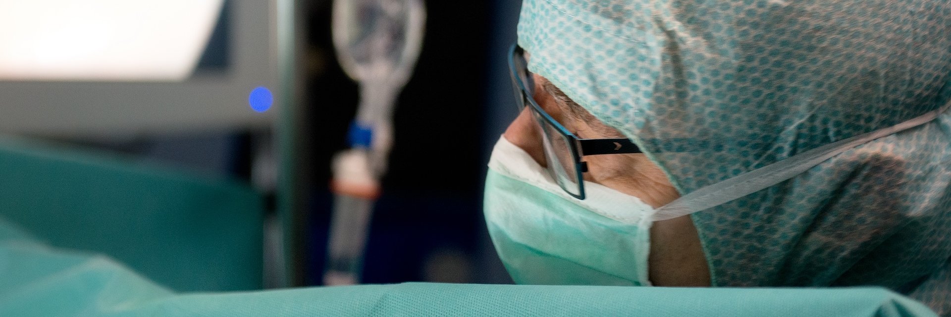 Nahaufnahme Arzt im OP-Prozess