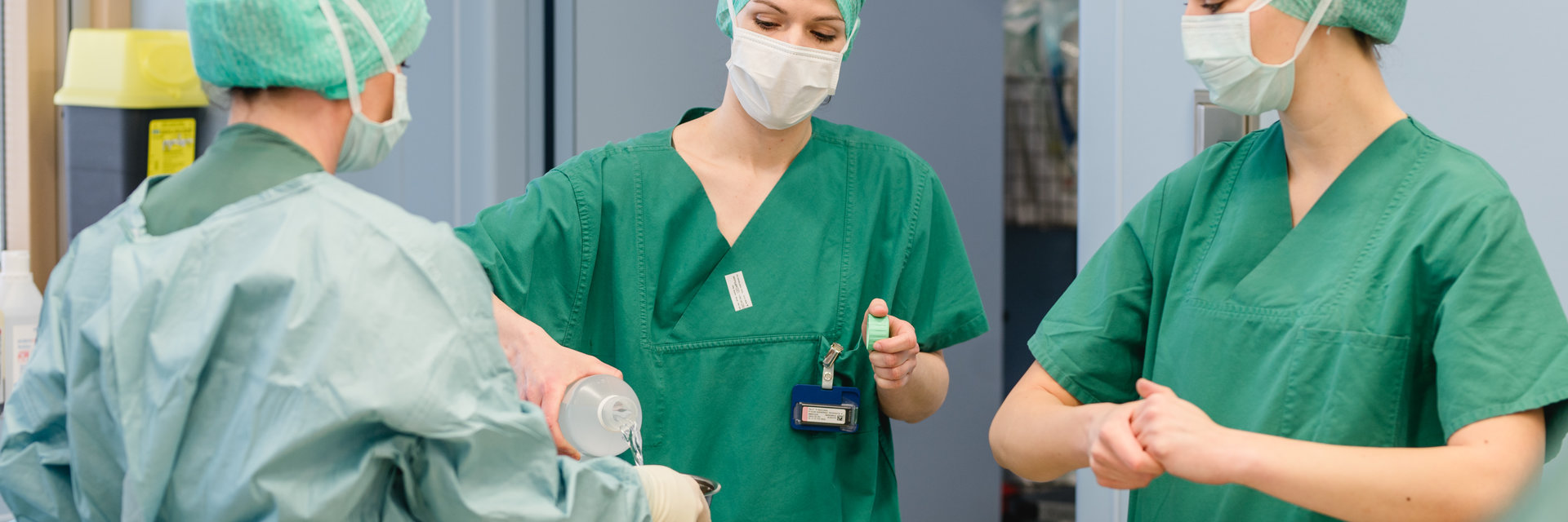 Arzthelferinnen machen sich für OP bereit