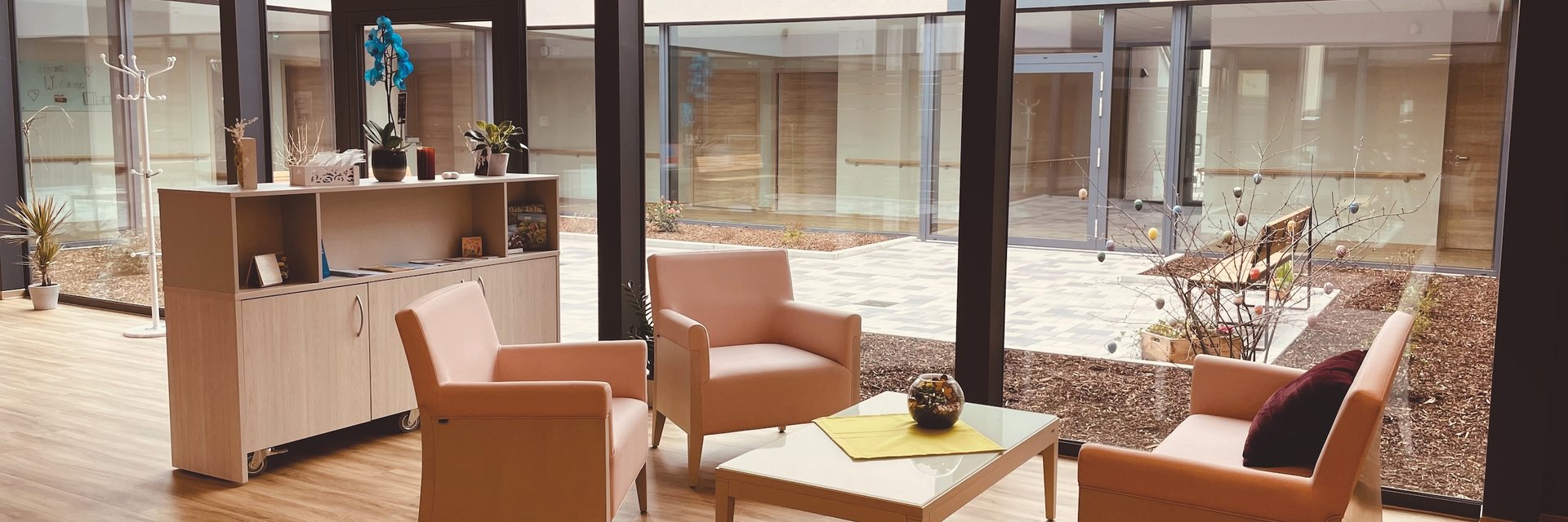 Raum vom Hospizverein mit Sitzmöglichkeiten, entspannte Atmosphäre