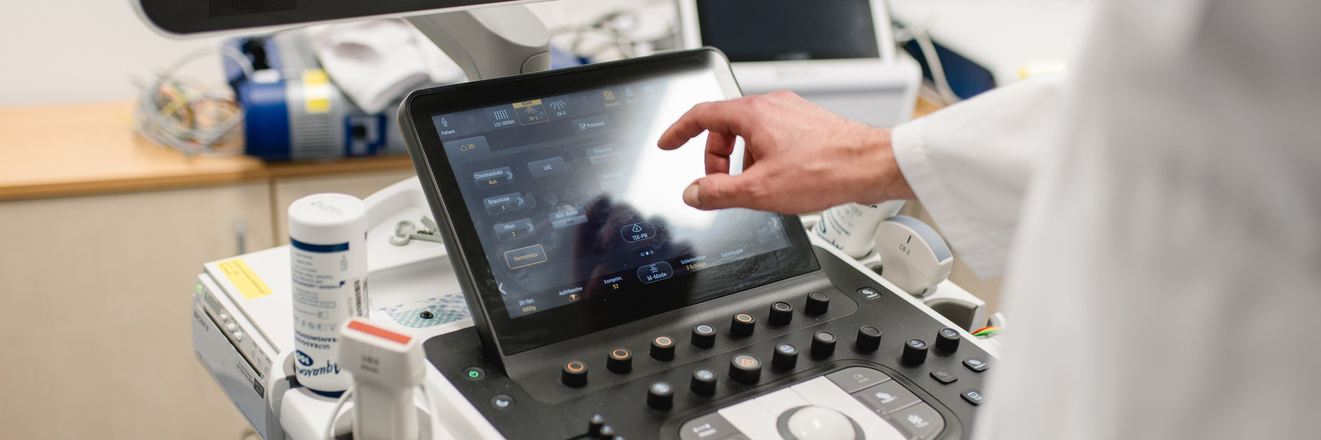 Kardiologie Gerät wird von dem Arzt bedient