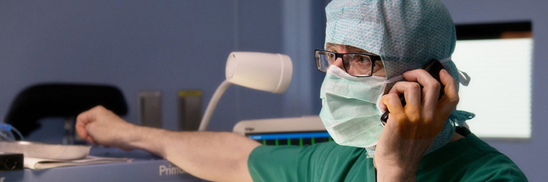 Facharzt telefoniert