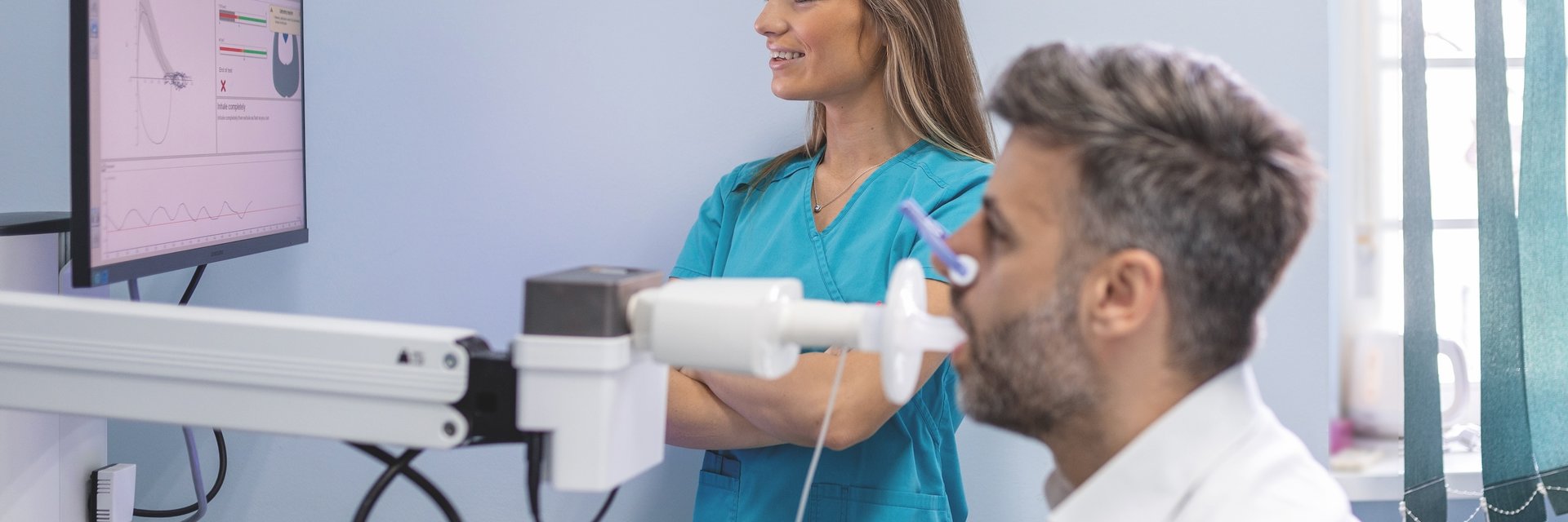 Mann unterläuft Pneumologie Untersuchung durch Lungenfunktionsgerät