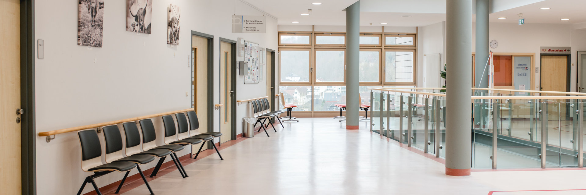 Krankenhaus Flur mit Sitzmöglichkeiten, im Hintergrund Fensterfront mit Blick über Rotenburg