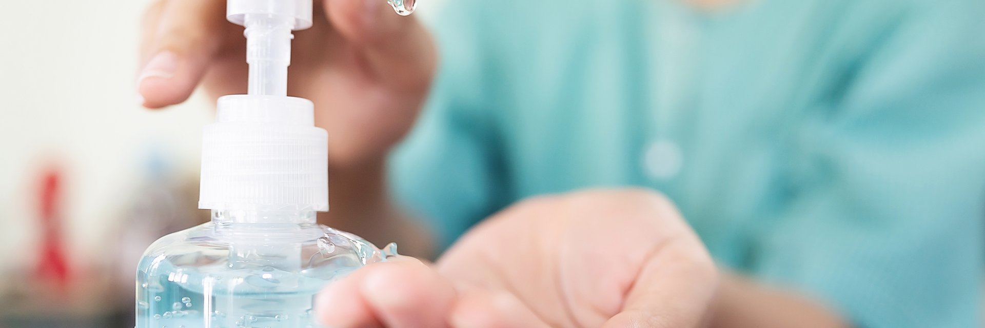 Angestellte, die sich ihre Hände säubert