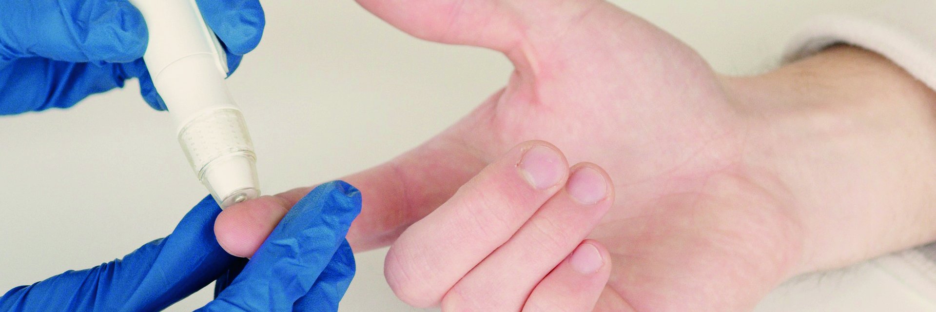 Blutwerte werden gemessen, Bereich Diabetesberatung