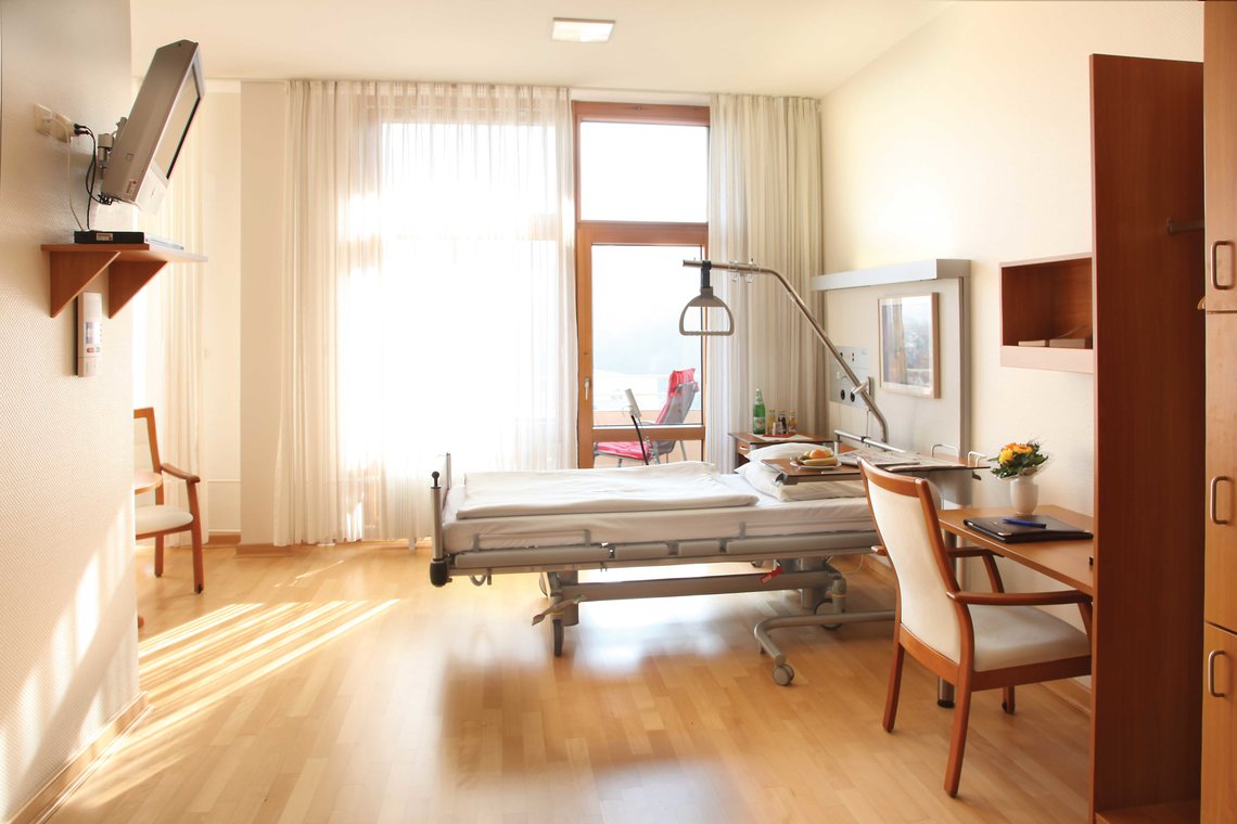 blick aufs bett in einem 1-bett-suite