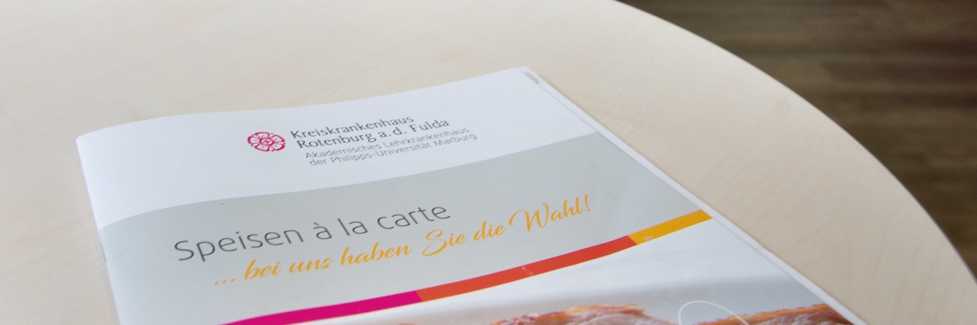 a la carte Speisekarte liegt auf einem Tisch in einem Zimmer