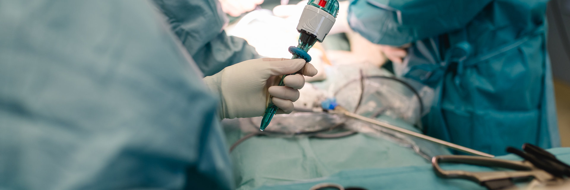 Genauer Blick auf ein OP Gerät n der Hand eines Arztes im Bereich Hernienchirurgie