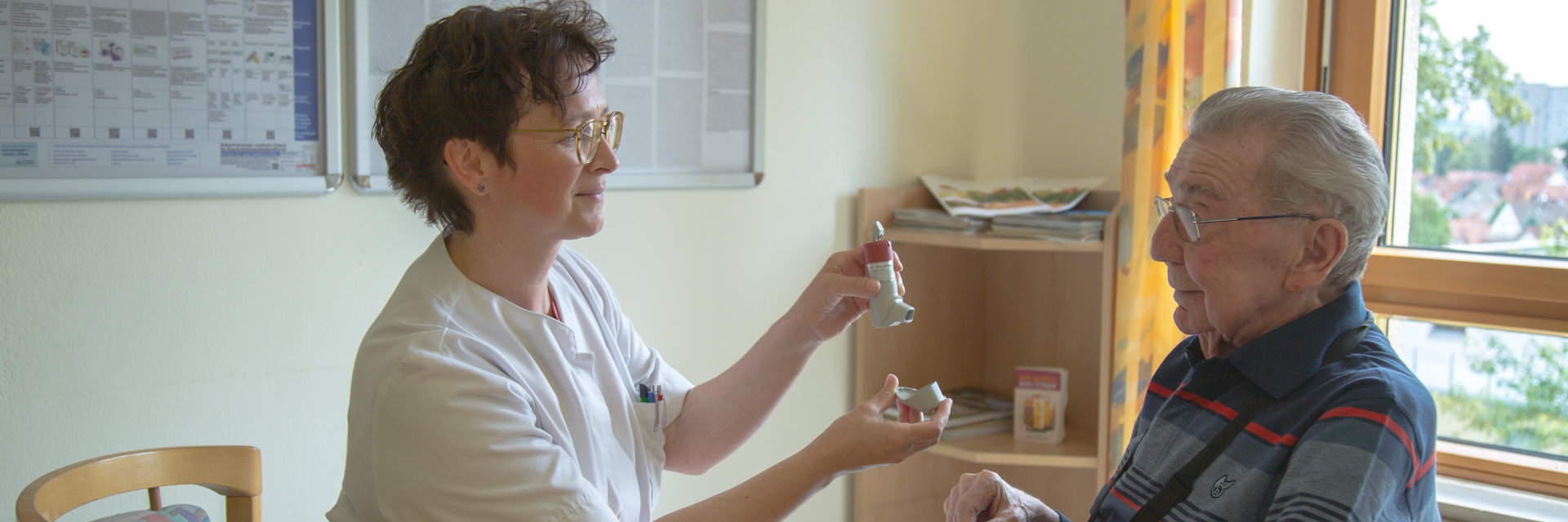 Frau vom Sozialdienst unterstützt Patienten