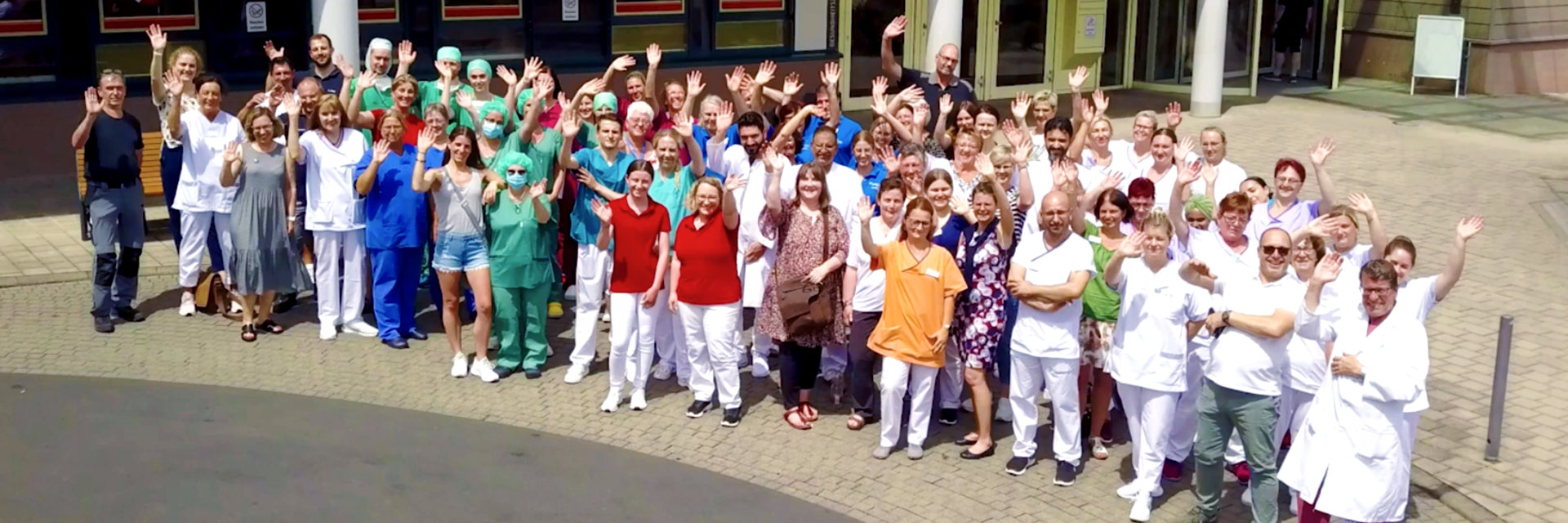Winkende Patienten und Mitarbeiter