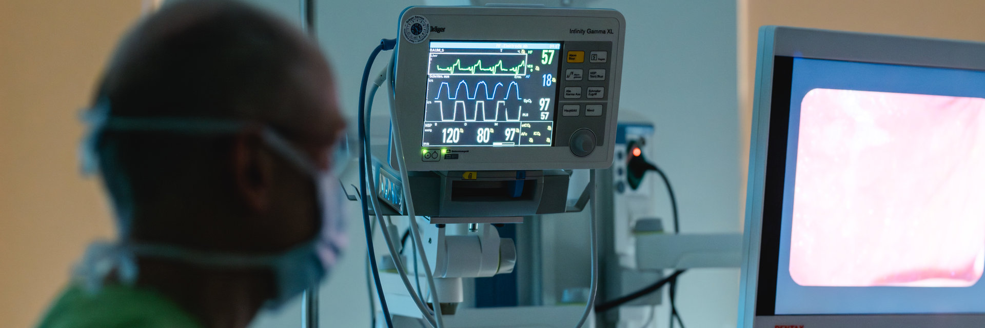 Arzt schaut auf Monitor