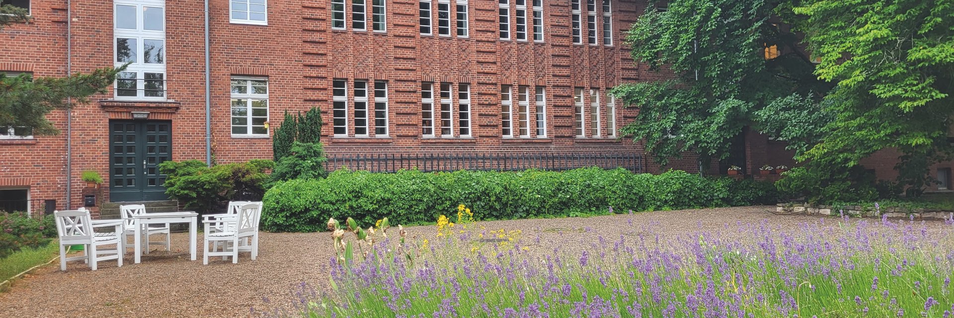 Außenansicht Diakonieverein mit Lavendel und Sitzmöglichkeiten