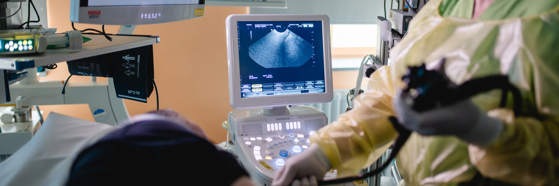 Gastroenterlogie Untersuchung, Arzt schaut währenddessen auf Bildschirm