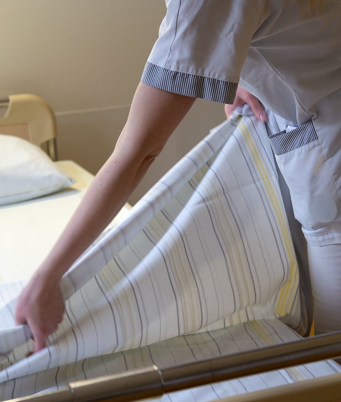 Pflegekraft macht das Bett