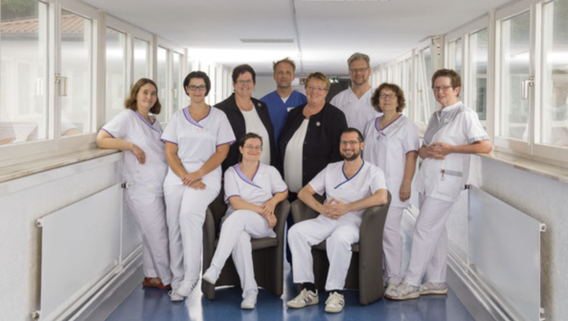 Gruppenfoto vom Pflegeteam im Flur