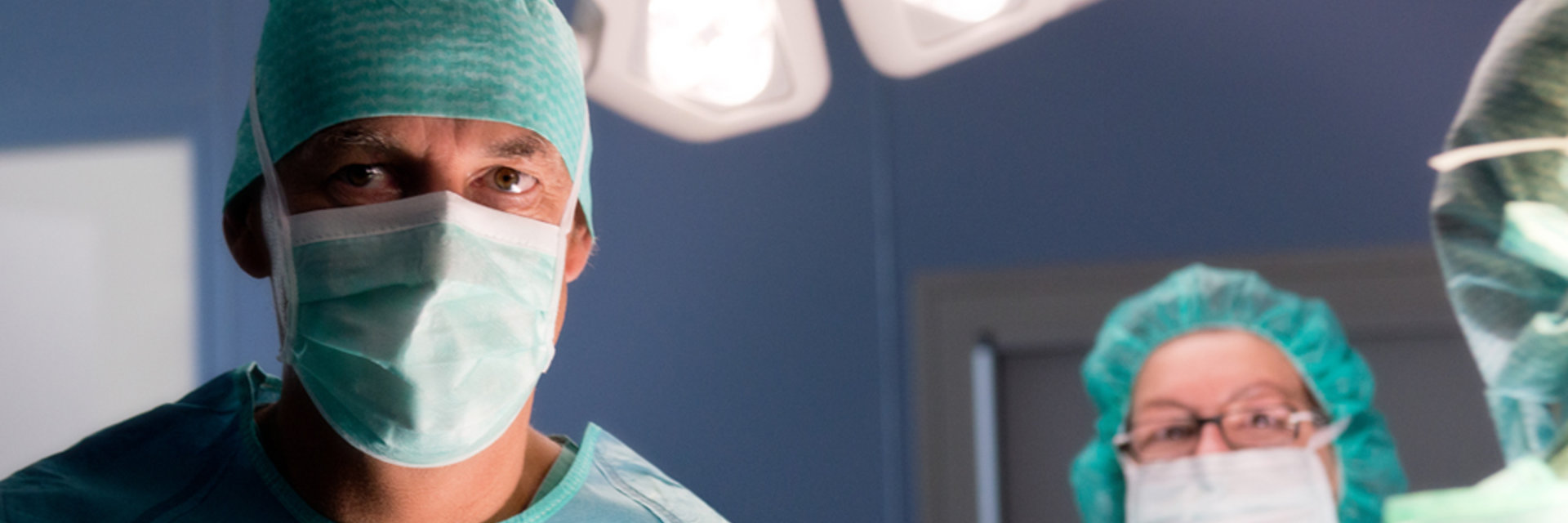 Dr. Oechsner frontal fotografiert beim OP-Einsatz