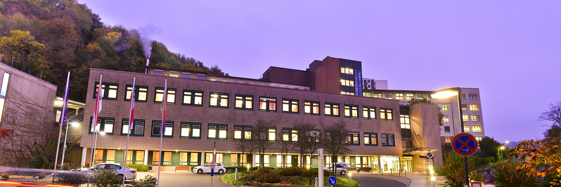 Das Krankenhaus von außen in der Dämmerung