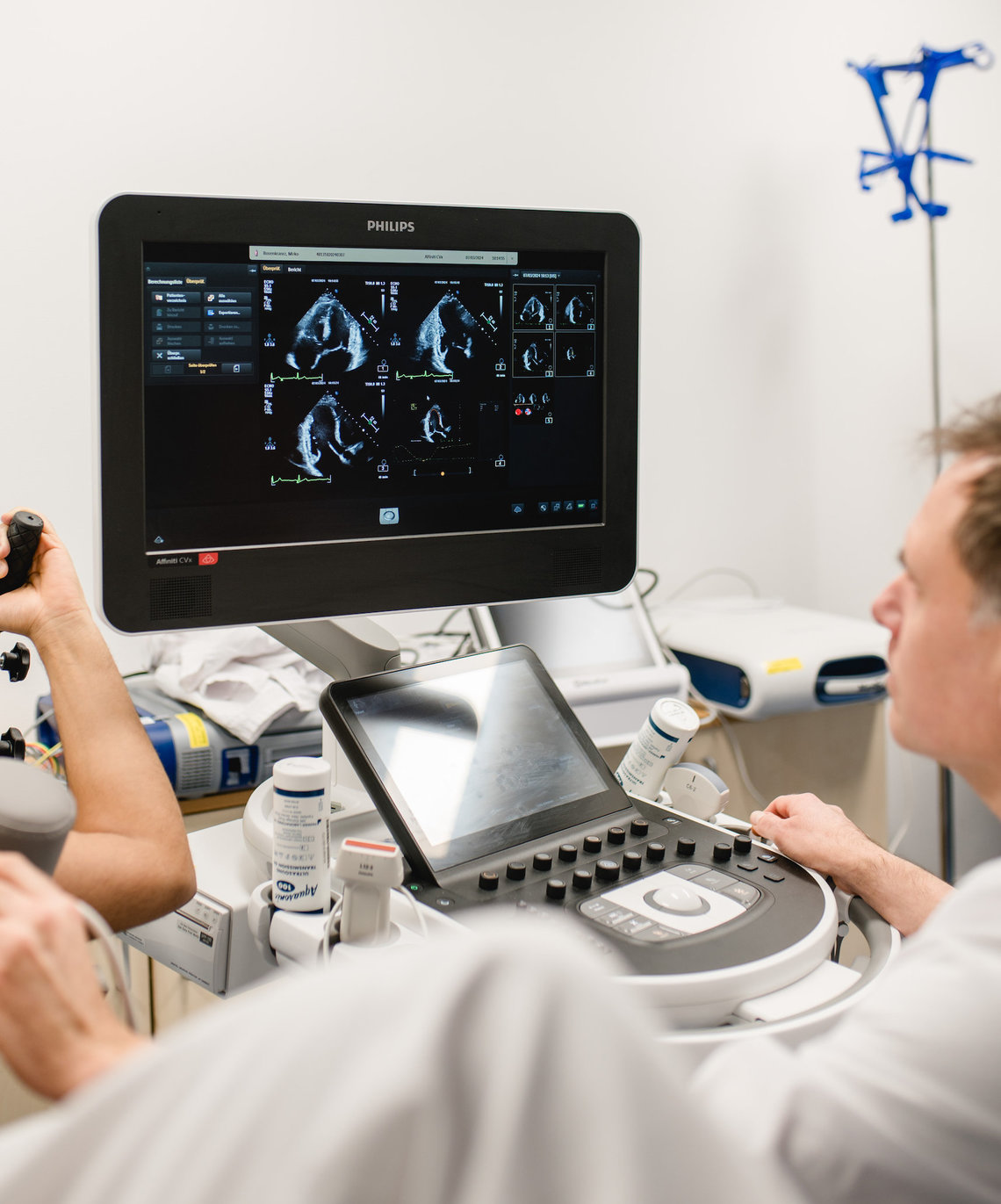 Arzt schaut auf Bildschirm, Bereich Kardiologie