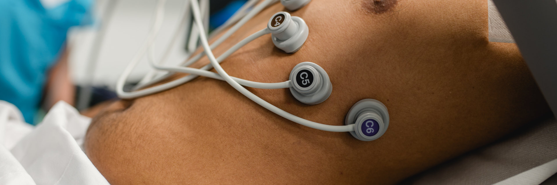 Sensoren auf Oberkörper während Kardiologie Untersuchung